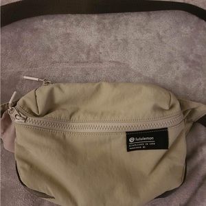 rover/ grey sage 2L clean lines belt bag UNUSED